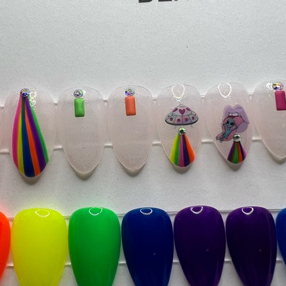 Handmade Press On Nails - Picture 2 of 3